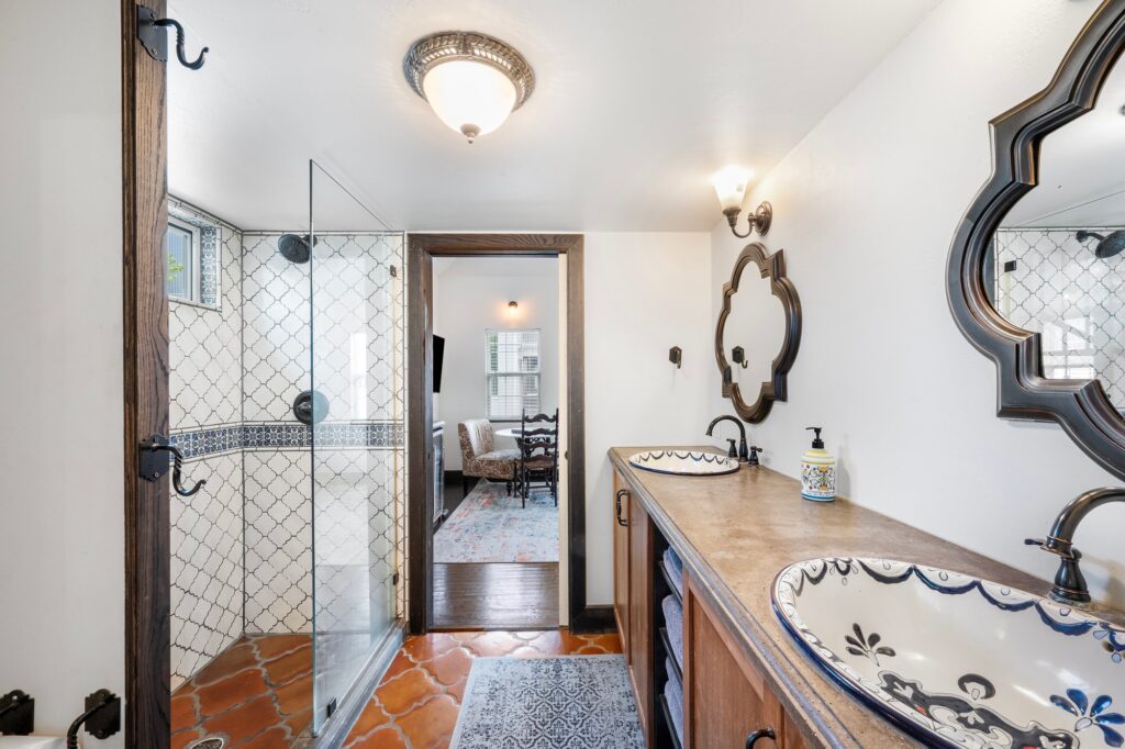 Austin real estate photographer showcasing a luxury bathroom with elegant finishes, modern fixtures, bright natural light, and professional interior photography.